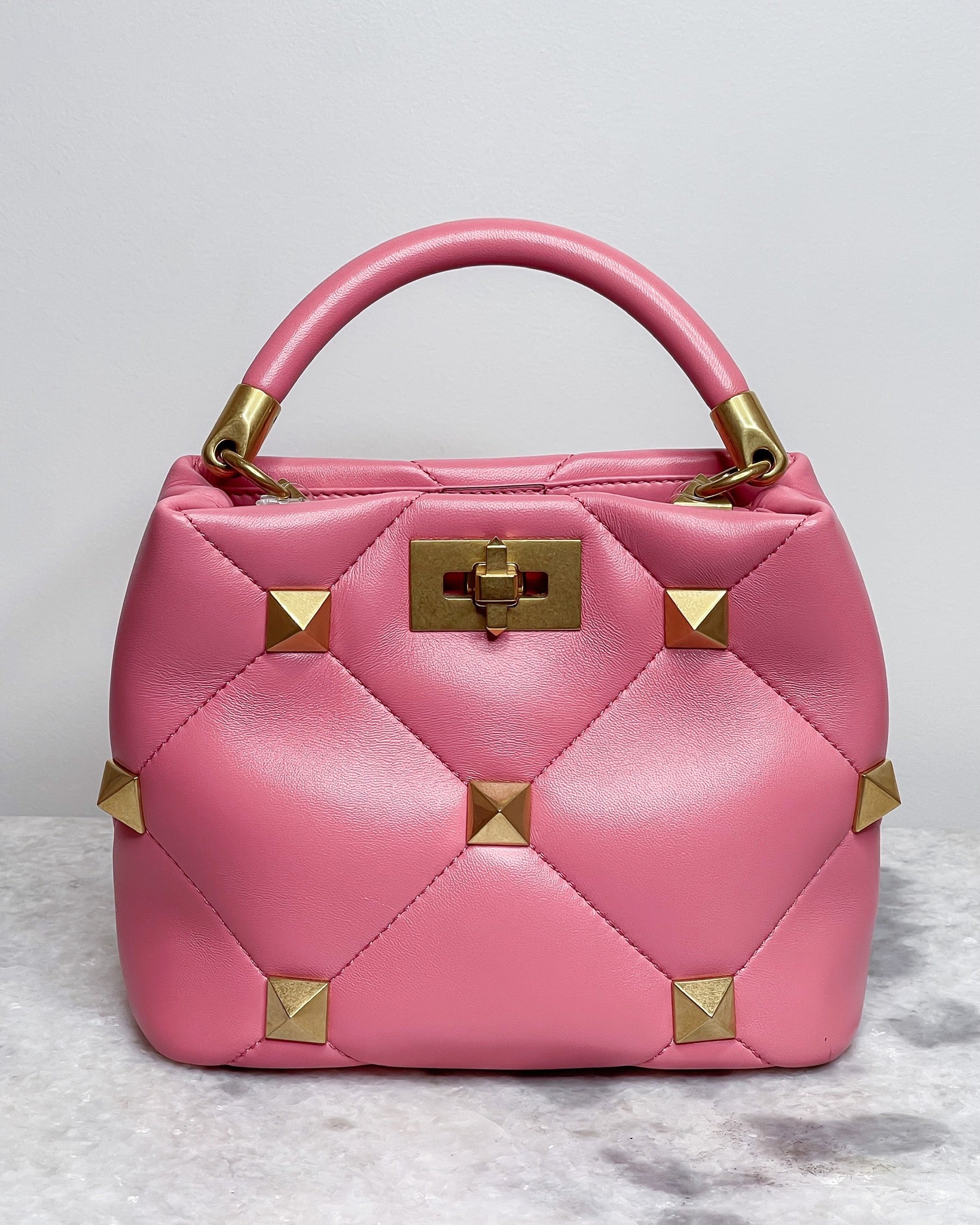 VALENTINO★Roman Stud かぎ針編み トートバッグ ピンク 鞄 Buy Valentino Bright Pink Leather Roman Stud Medium