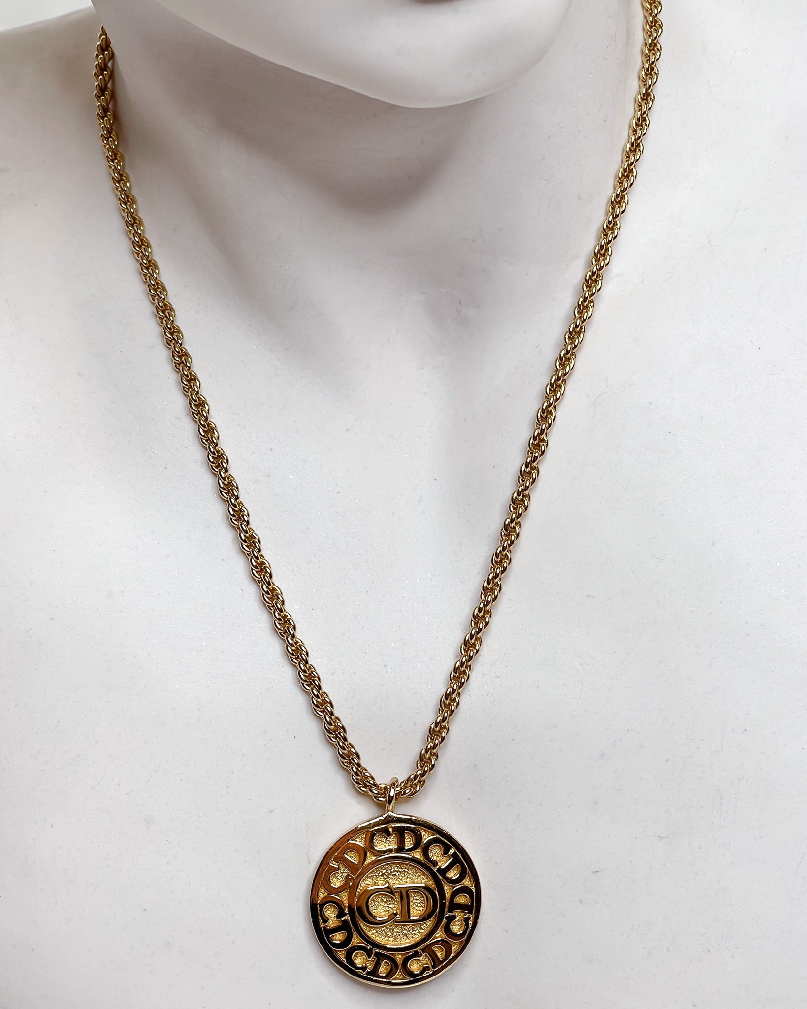 Dior circle necklace discount